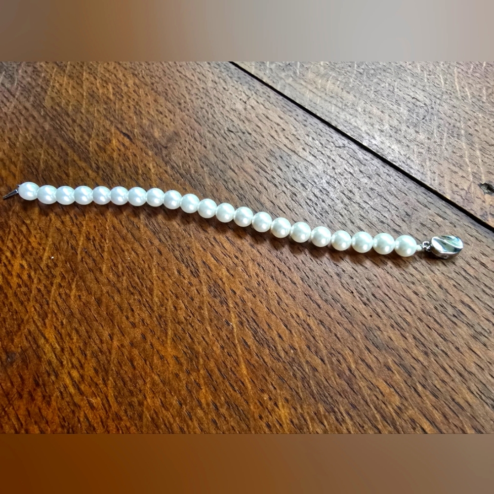 Elegant White Freshwater Pearl Bracelet NWOT - Picture 2 of 5